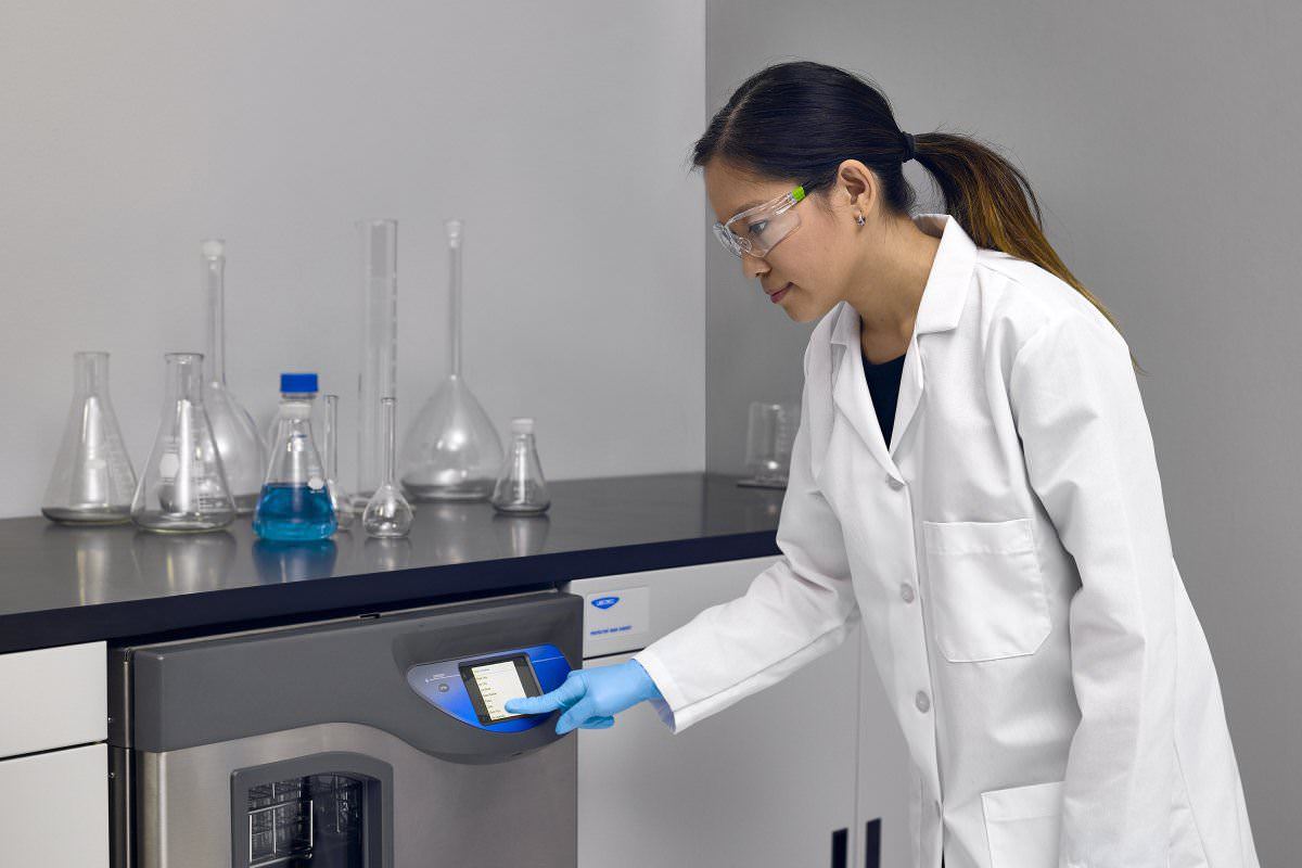 Laboratory Grade Dishwashers 2 flaskscrubber undercounter 411101010 model touchscreen closeup1 rgb 20200901